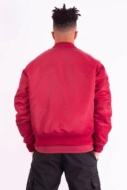 Klassische Bomberjacken mit markanten Reißverschlussdetails für Mann und Frau