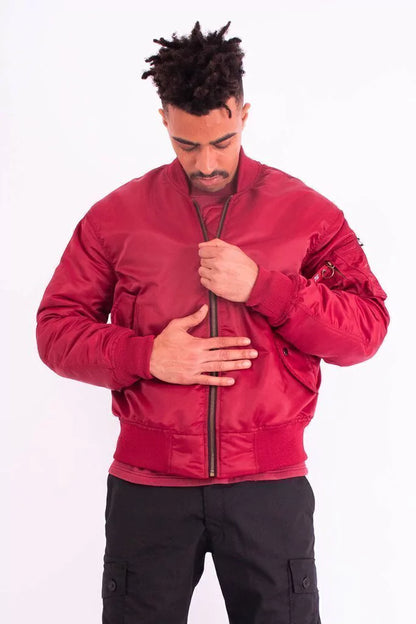 Klassische Bomberjacken mit markanten Reißverschlussdetails für Mann und Frau