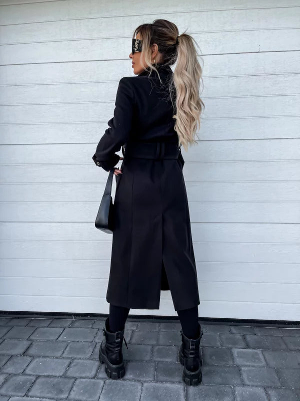 Eine zeitlose Jacke mit einer eleganten Goldschnalle