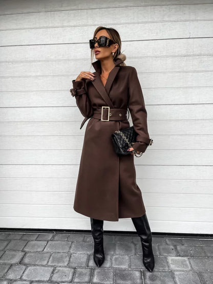 Eine zeitlose Jacke mit einer eleganten Goldschnalle