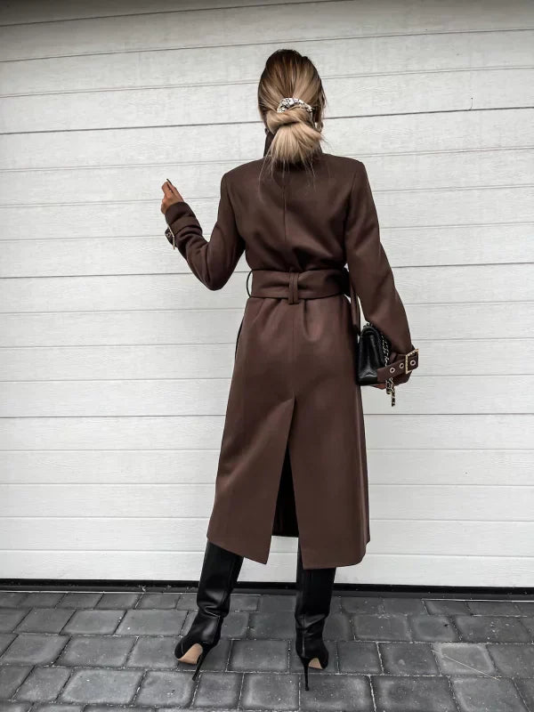 Eine zeitlose Jacke mit einer eleganten Goldschnalle