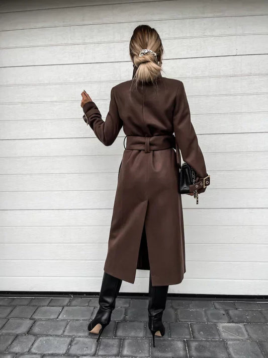 Eine zeitlose Jacke mit einer eleganten Goldschnalle